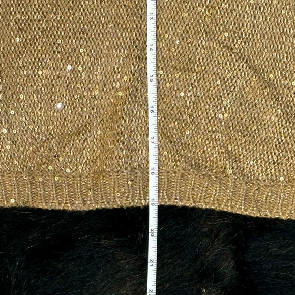 Gold sweater, size M, gently worn. - Picture 5 of 7